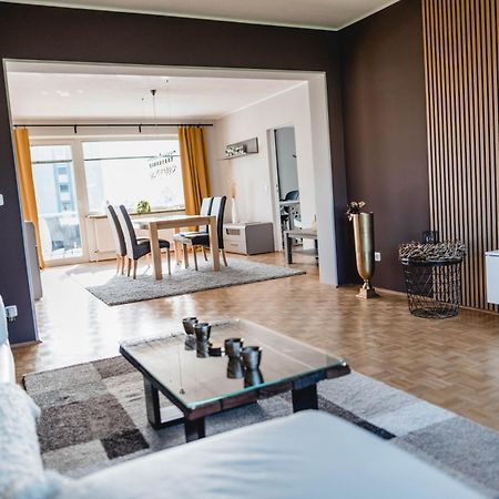 Me Homes - Grosse Moderne Designer-Wohnung Fuer Urlaub Und Business - Mit Kueche, Buero, Balkon Und 2 Parkplaetzen バイロイト エクステリア 写真