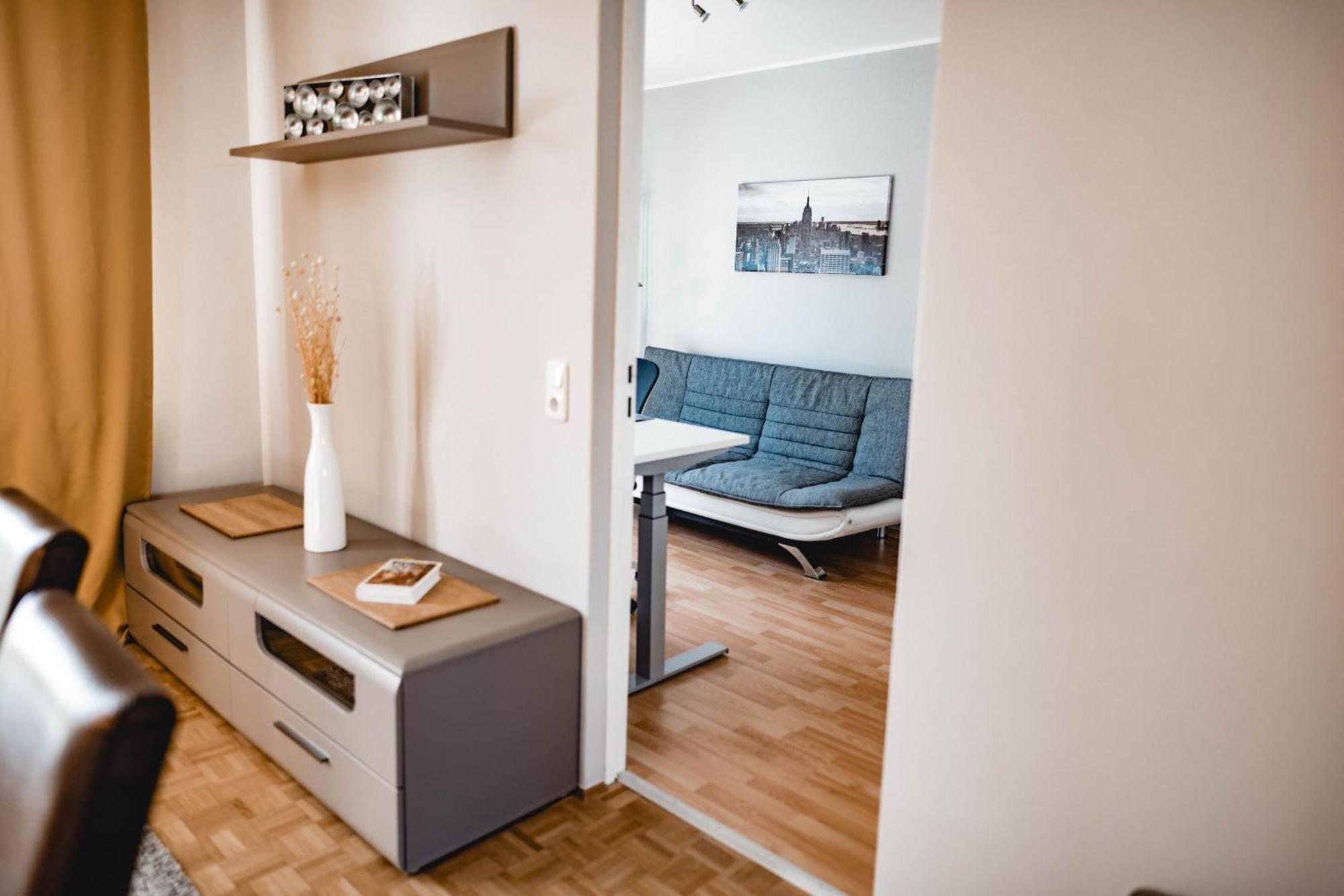 Me Homes - Grosse Moderne Designer-Wohnung Fuer Urlaub Und Business - Mit Kueche, Buero, Balkon Und 2 Parkplaetzen バイロイト エクステリア 写真