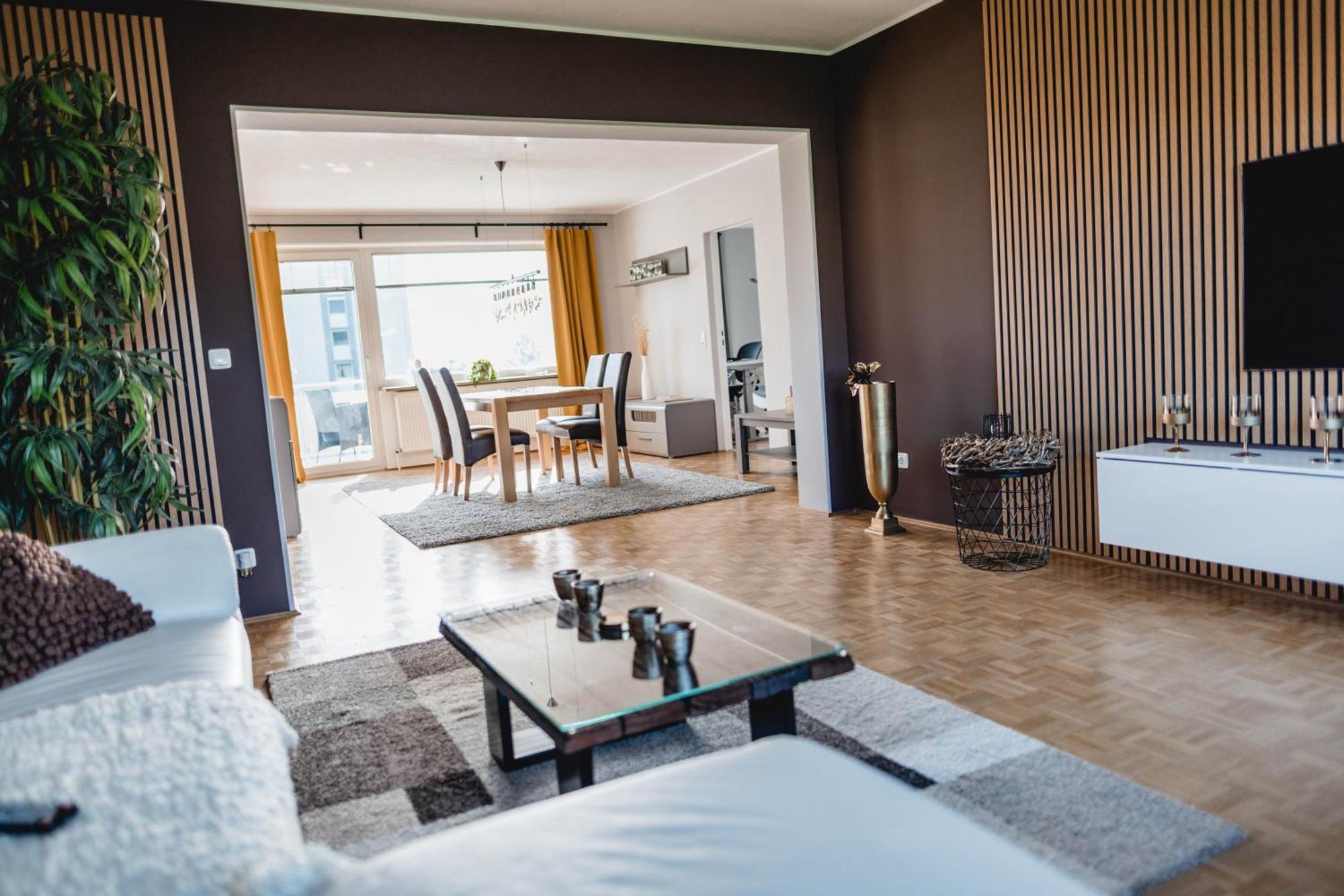 Me Homes - Grosse Moderne Designer-Wohnung Fuer Urlaub Und Business - Mit Kueche, Buero, Balkon Und 2 Parkplaetzen バイロイト エクステリア 写真