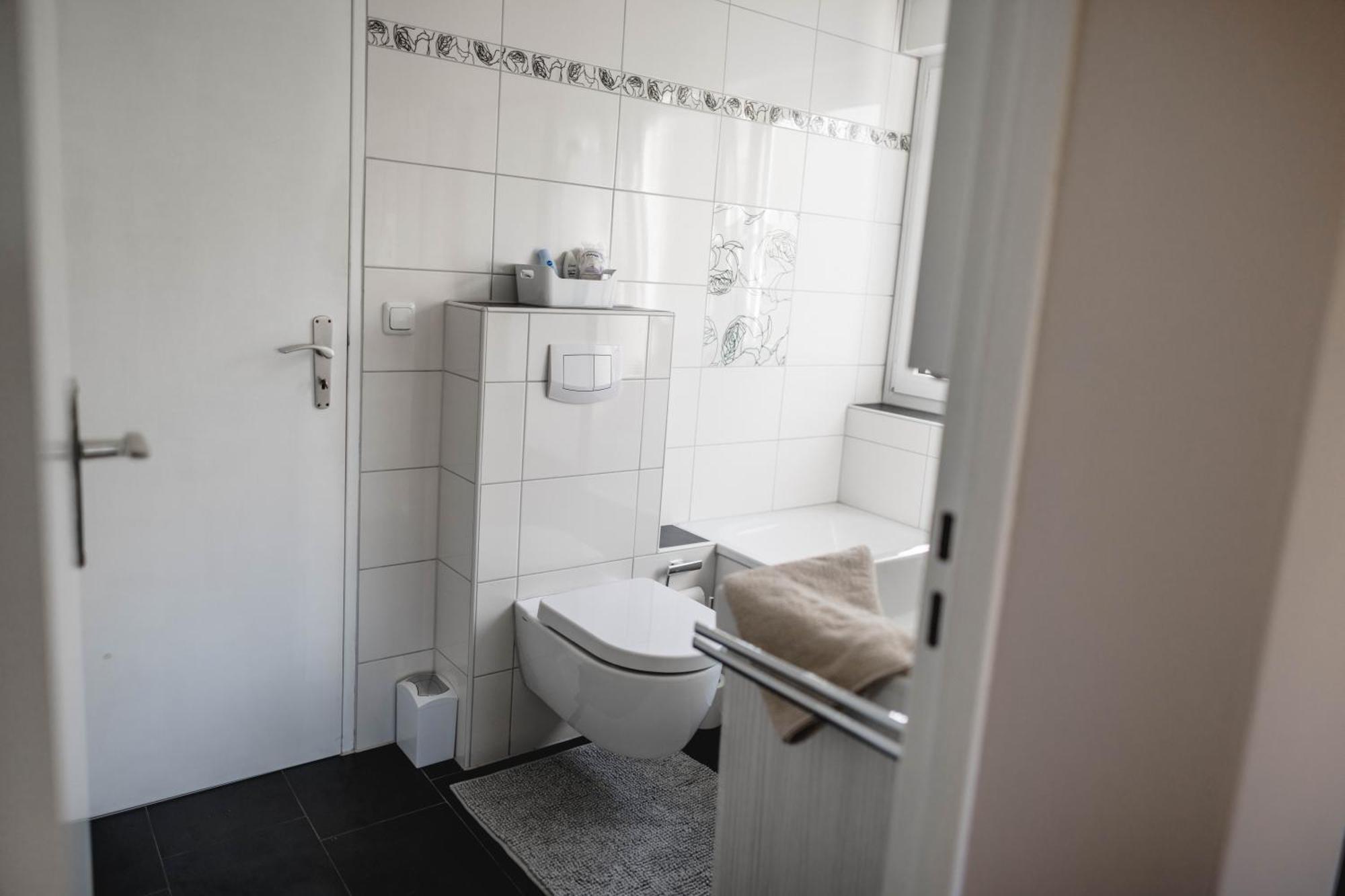 Me Homes - Grosse Moderne Designer-Wohnung Fuer Urlaub Und Business - Mit Kueche, Buero, Balkon Und 2 Parkplaetzen バイロイト エクステリア 写真