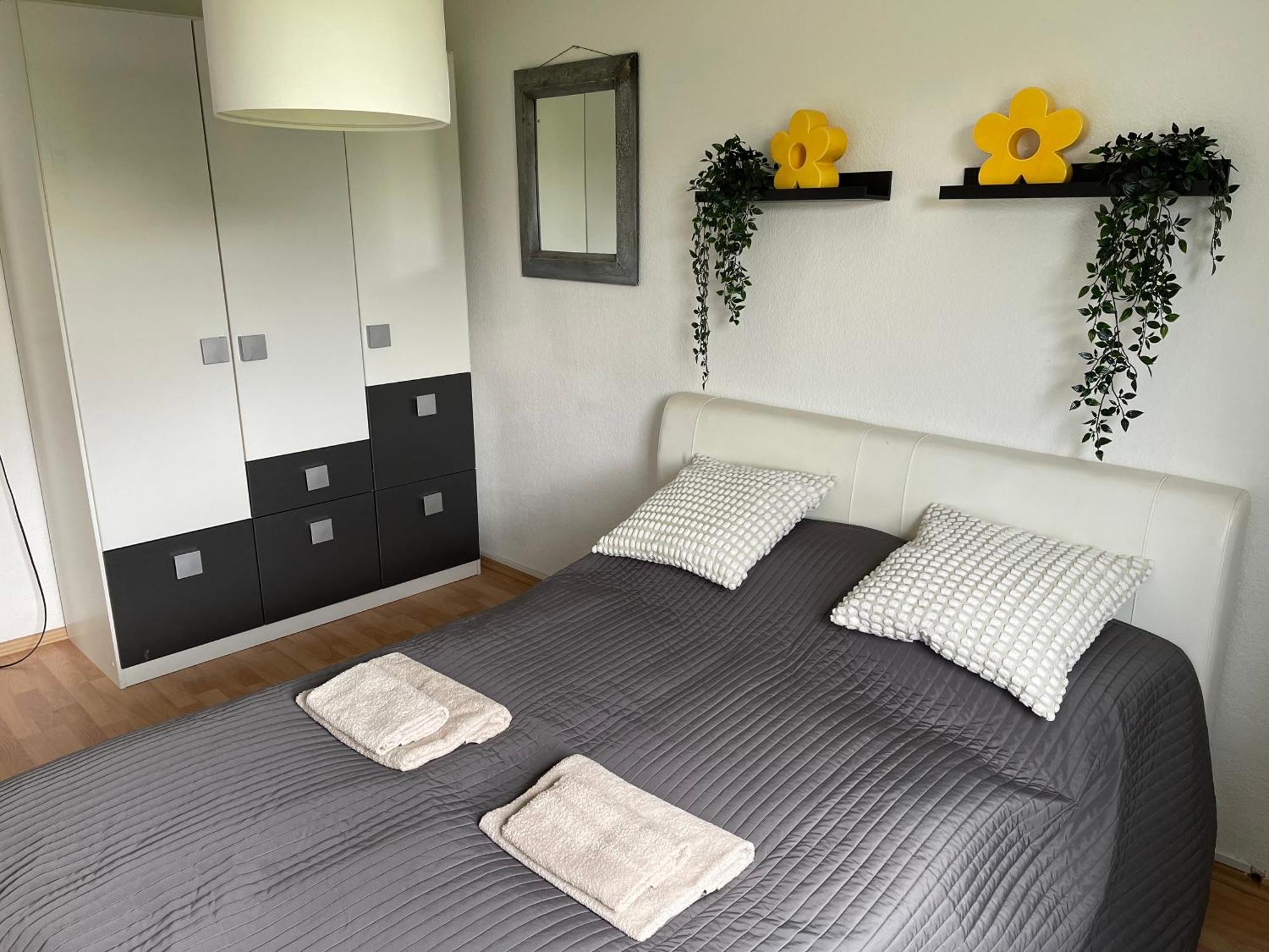 Me Homes - Grosse Moderne Designer-Wohnung Fuer Urlaub Und Business - Mit Kueche, Buero, Balkon Und 2 Parkplaetzen バイロイト エクステリア 写真