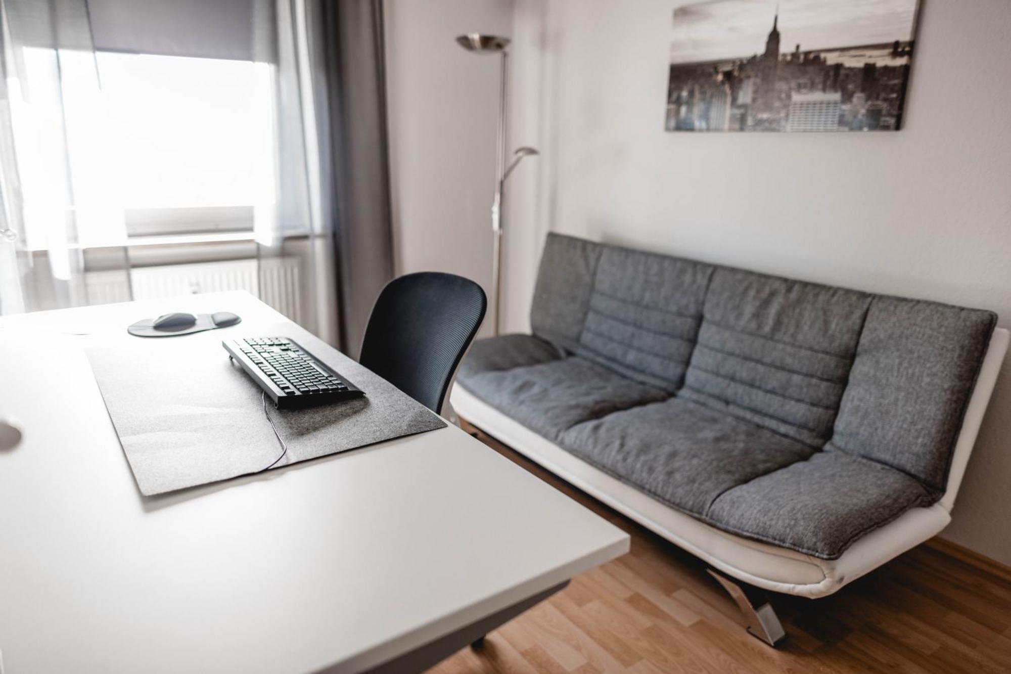 Me Homes - Grosse Moderne Designer-Wohnung Fuer Urlaub Und Business - Mit Kueche, Buero, Balkon Und 2 Parkplaetzen バイロイト エクステリア 写真