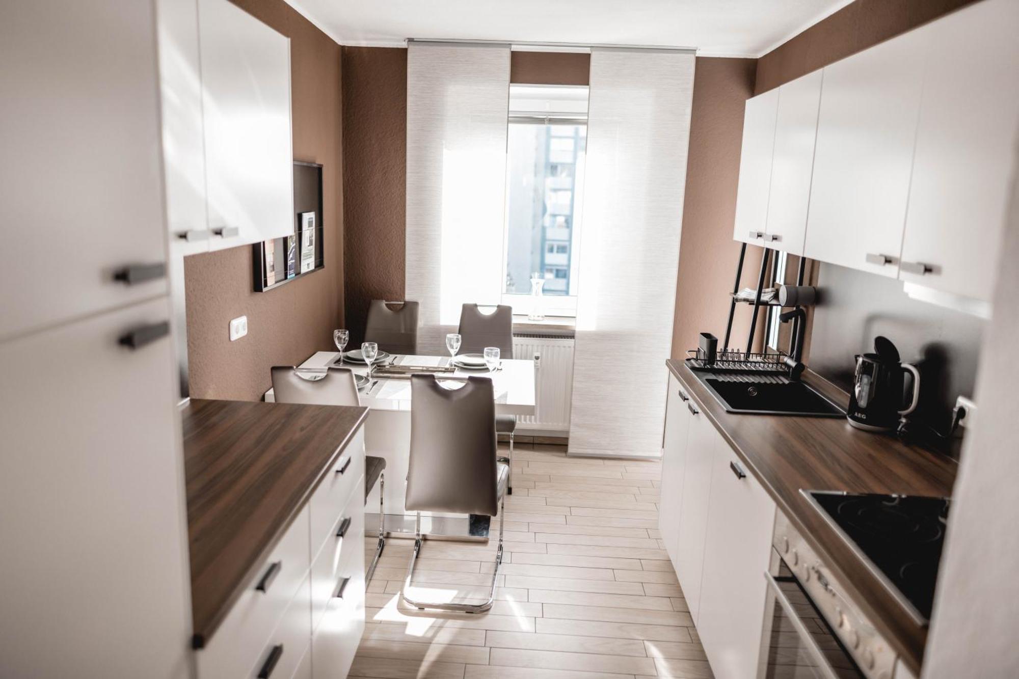 Me Homes - Grosse Moderne Designer-Wohnung Fuer Urlaub Und Business - Mit Kueche, Buero, Balkon Und 2 Parkplaetzen バイロイト エクステリア 写真