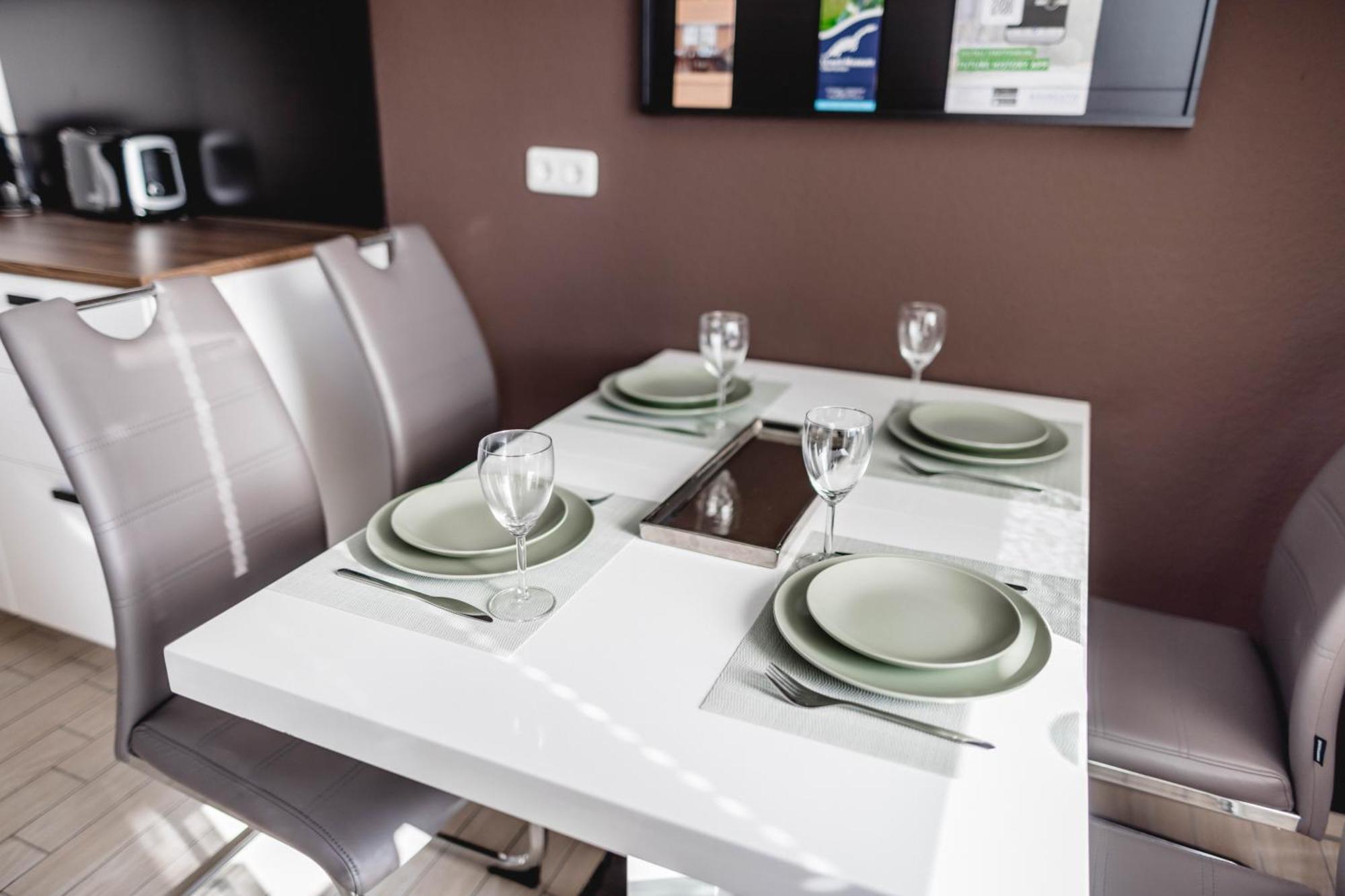Me Homes - Grosse Moderne Designer-Wohnung Fuer Urlaub Und Business - Mit Kueche, Buero, Balkon Und 2 Parkplaetzen バイロイト エクステリア 写真