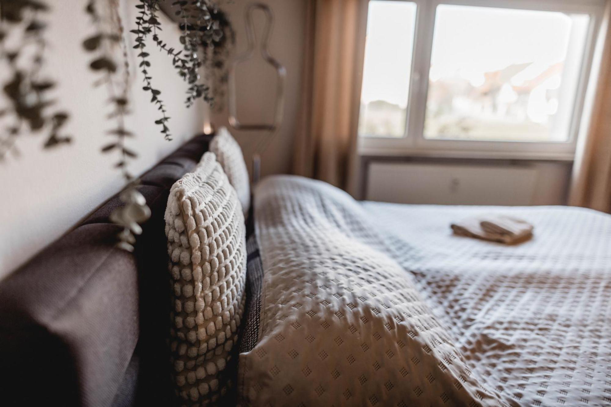 Me Homes - Grosse Moderne Designer-Wohnung Fuer Urlaub Und Business - Mit Kueche, Buero, Balkon Und 2 Parkplaetzen バイロイト エクステリア 写真
