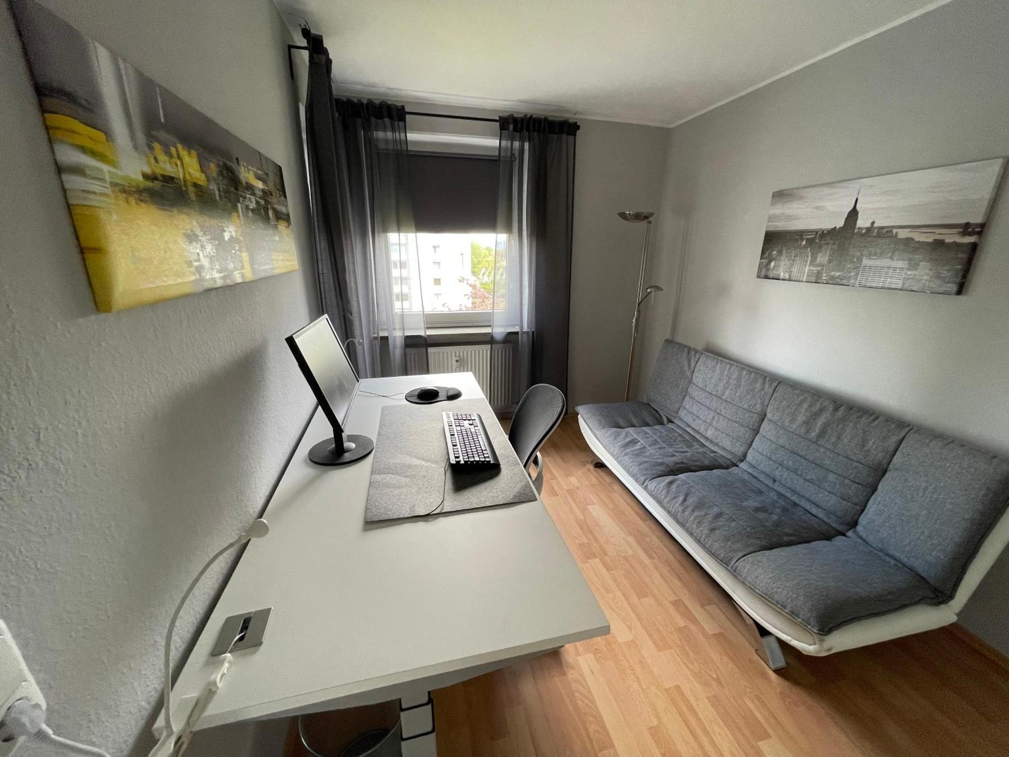 Me Homes - Grosse Moderne Designer-Wohnung Fuer Urlaub Und Business - Mit Kueche, Buero, Balkon Und 2 Parkplaetzen バイロイト エクステリア 写真